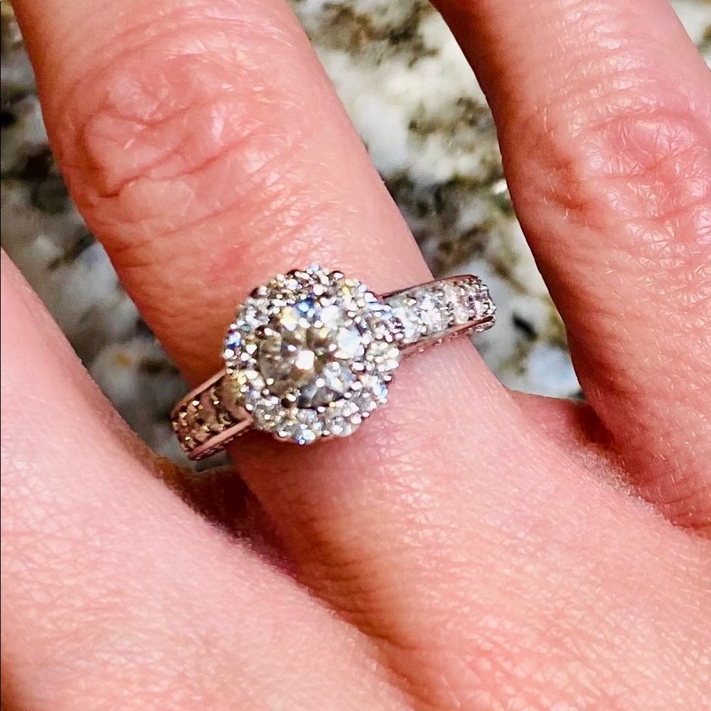 14K white gold beautiful 2.2 ct diamond ring!  💍